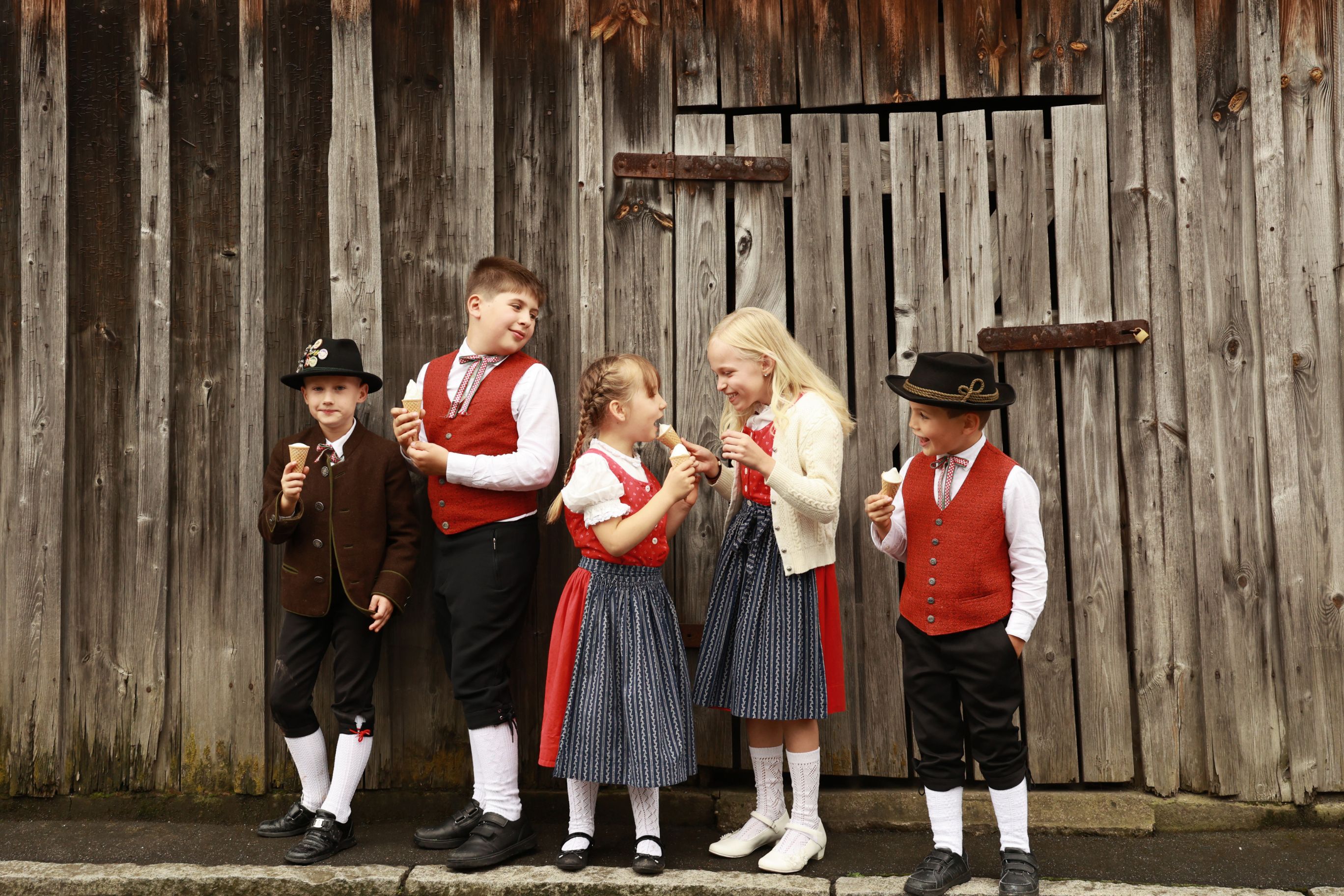 Kinder in Tracht